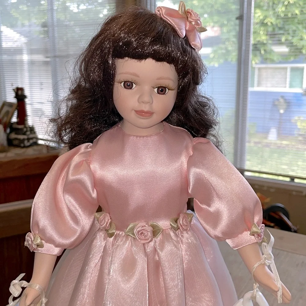 Avon 2000 Special Memories Tea Time Porcelain Doll Preloved